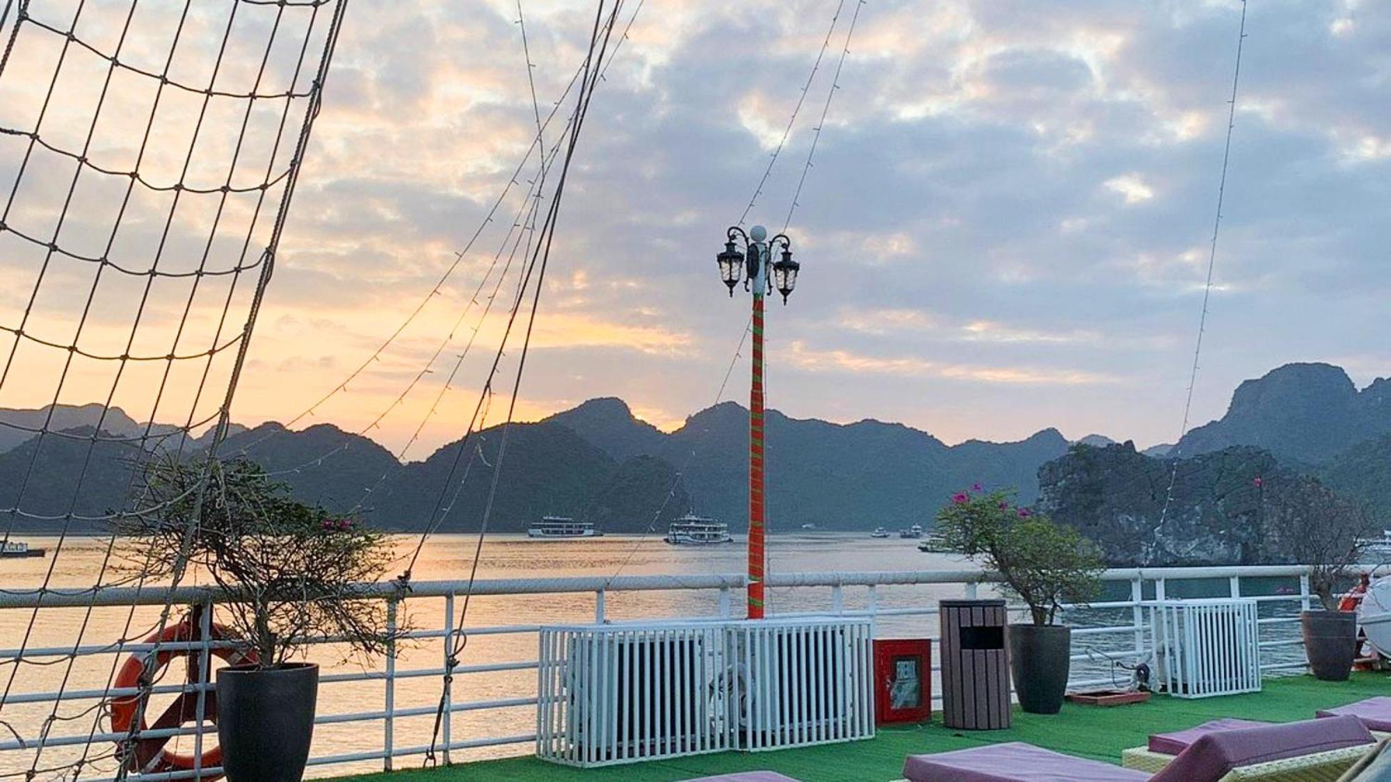 Lotus Elegance Cruise Hotel Ha Long Exterior photo