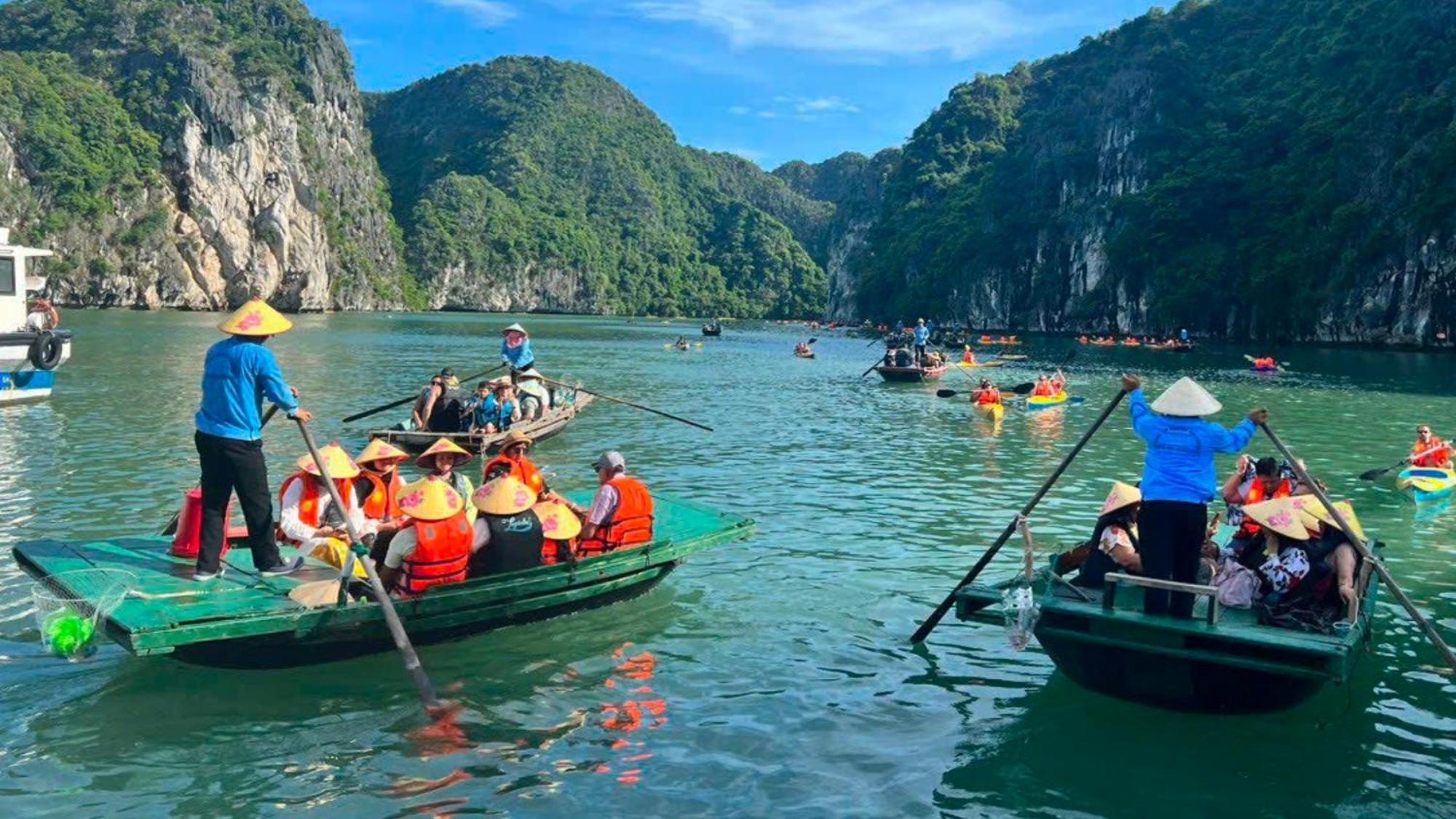 Lotus Elegance Cruise Hotel Ha Long Exterior photo