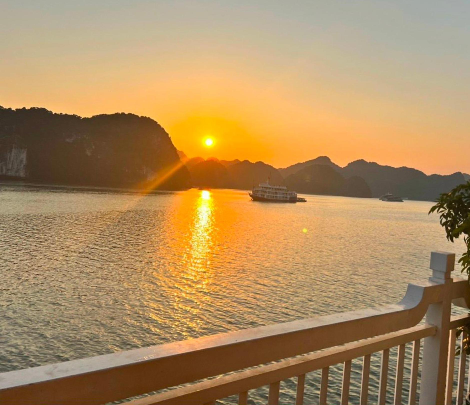Lotus Elegance Cruise Hotel Ha Long Exterior photo