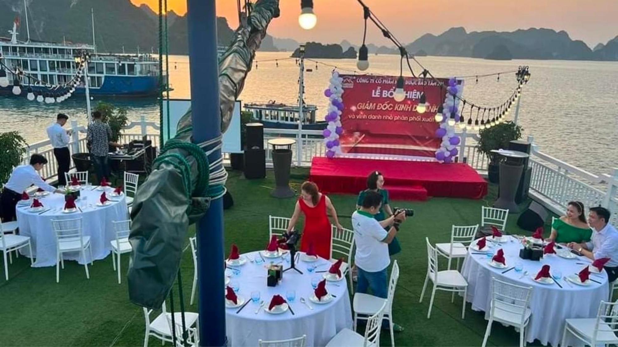 Lotus Elegance Cruise Hotel Ha Long Exterior photo