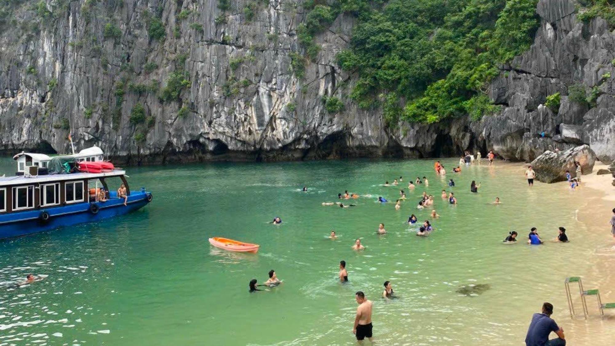 Lotus Elegance Cruise Hotel Ha Long Exterior photo
