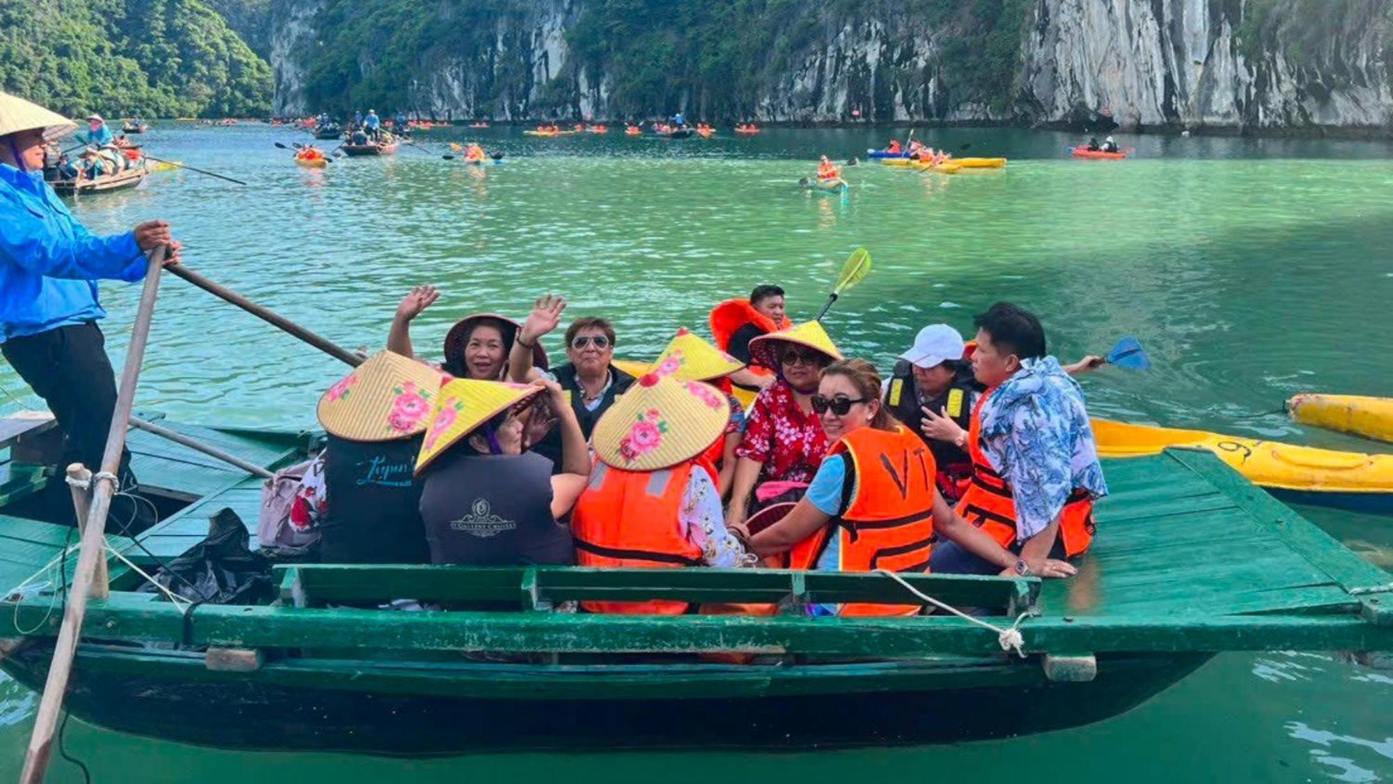 Lotus Elegance Cruise Hotel Ha Long Exterior photo